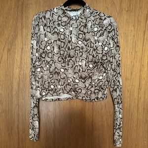 Leopard print long sleeve crop top